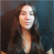 Profesora de música da clases a niños pequeños